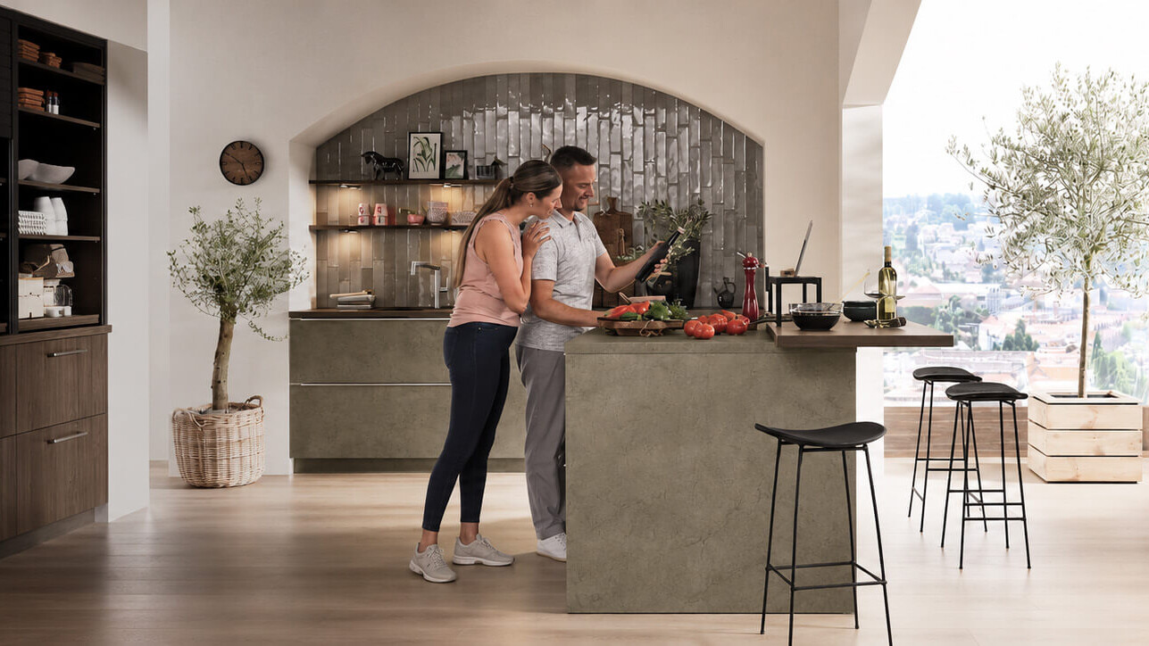 Moderne Ballerina Küche mit hellen Fronten und wohnlichem Essbereich