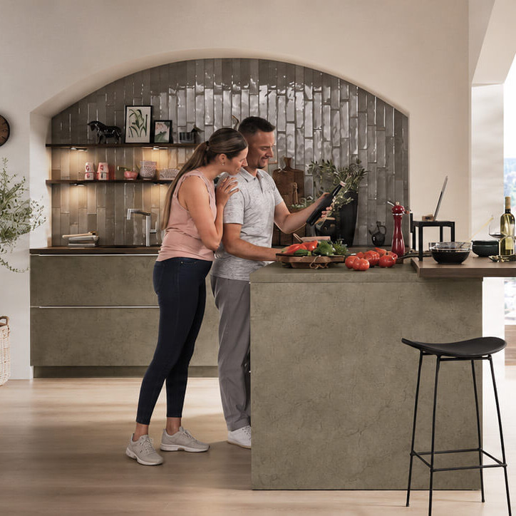 Moderne Ballerina Küche mit hellen Fronten und wohnlichem Essbereich