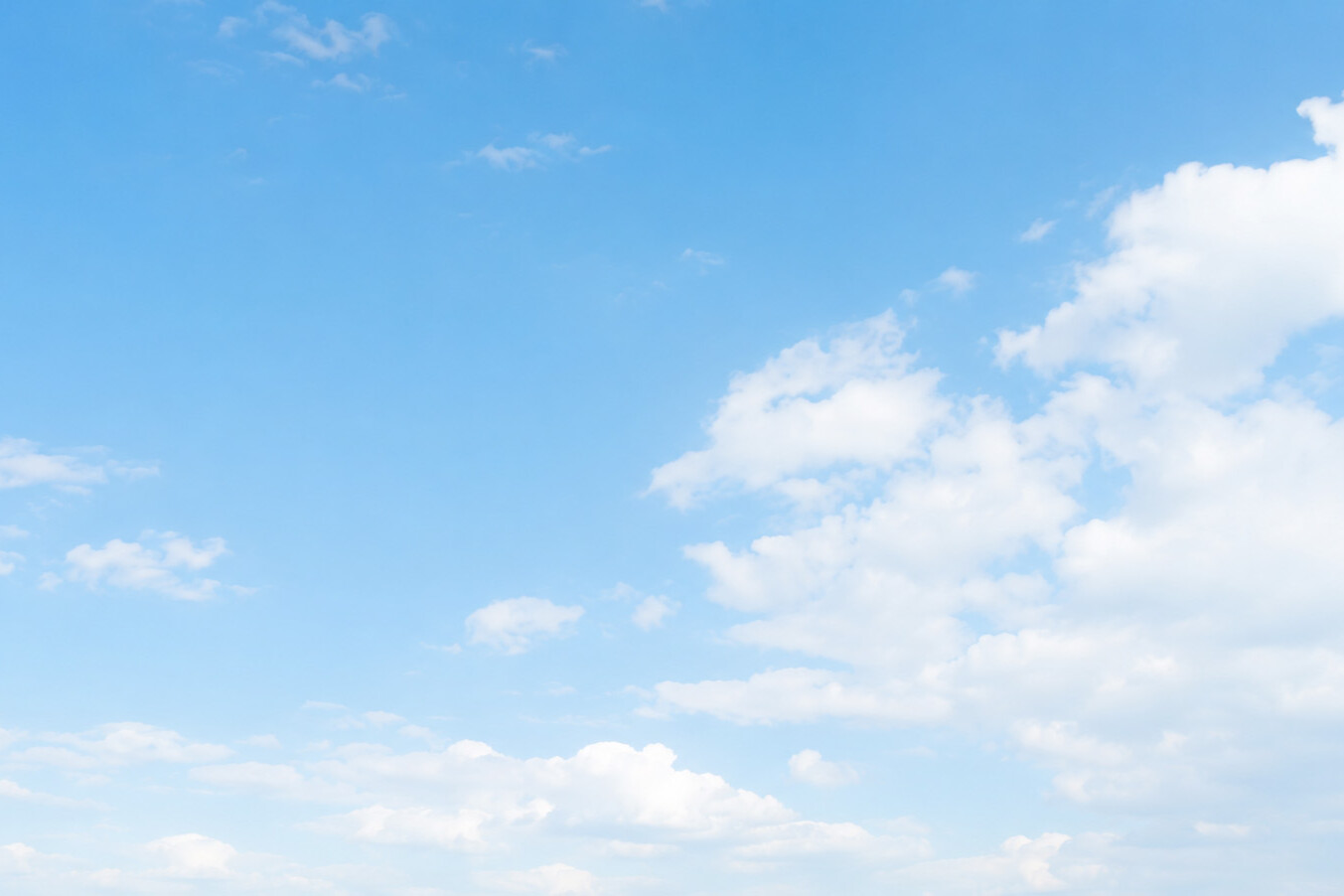 Blauer Himmel mit weißen Wolken