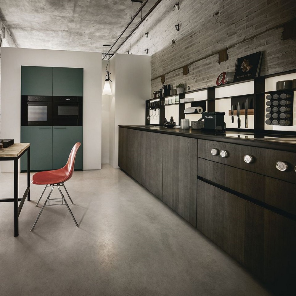 Moderne Designküche mit dunklen Fronten und klarer Linienführung