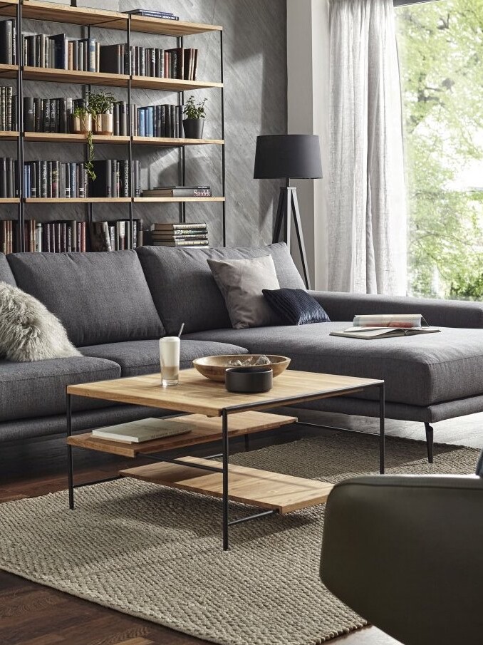 Großzügiges Ecksofa mit Kissen in einem hellen Wohnzimmer