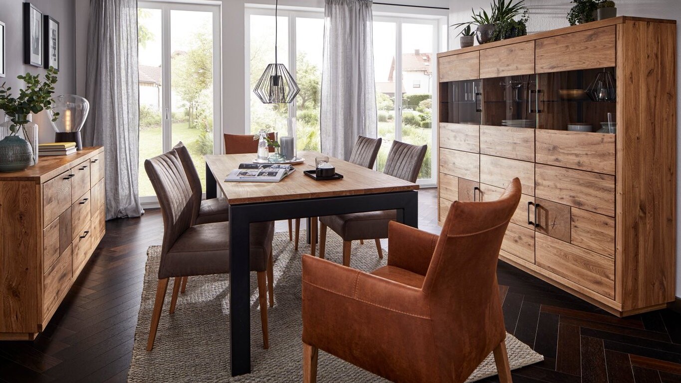 Holzesstisch mit St&uuml;hlen in einem modern eingerichteten Esszimmer