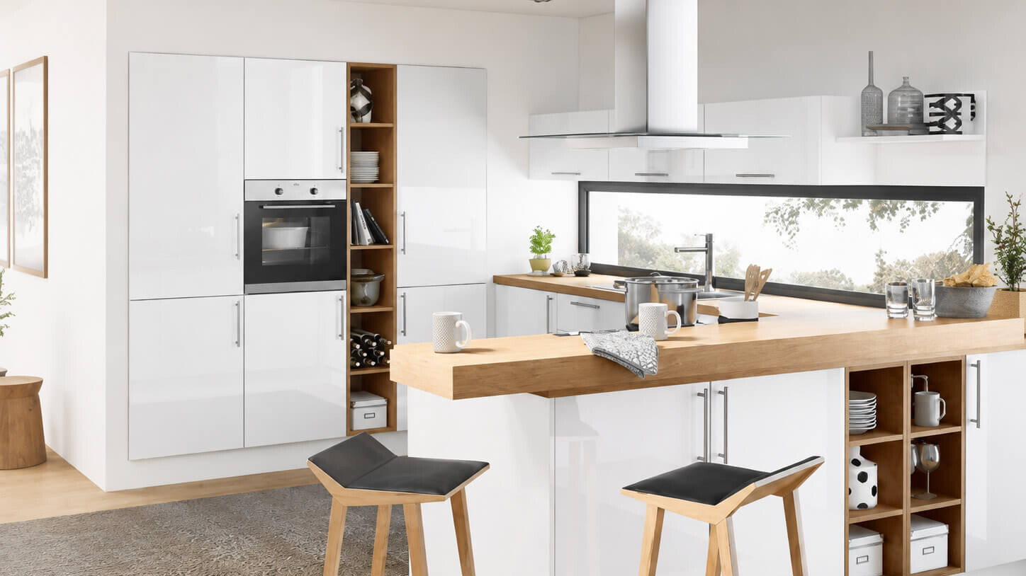 Helle Familienk&uuml;che mit K&uuml;cheninsel und offenem Essbereich