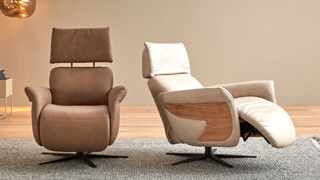 Helle himolla Sofas in einem modern und ruhig eingerichteten Wohnzimmer