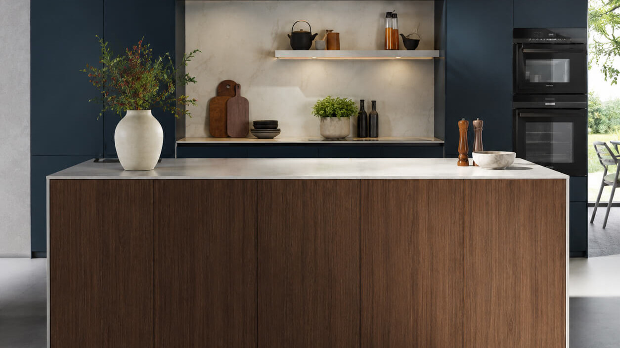 Moderne Contur Küche mit Holzfronten und Kücheninsel