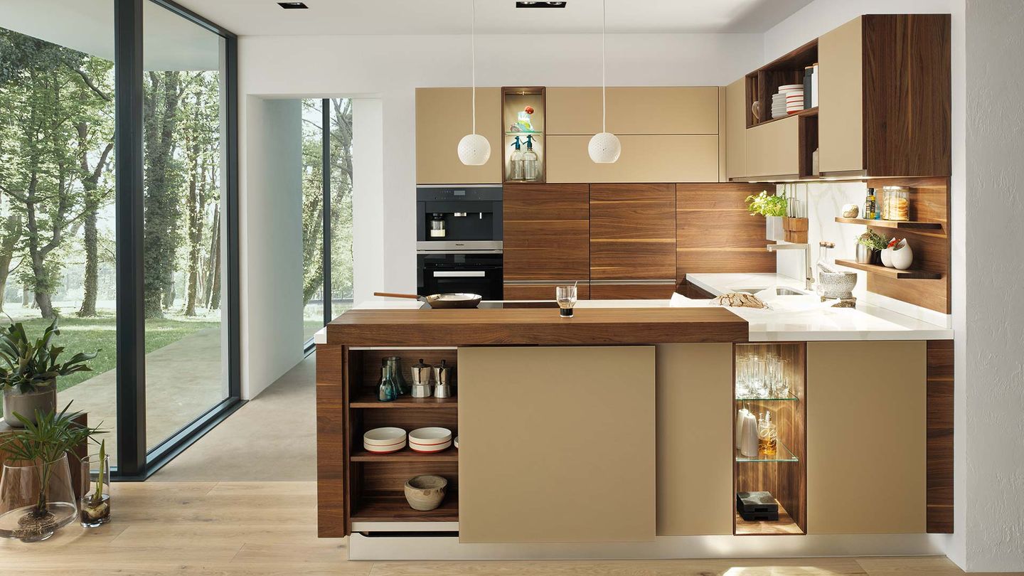Moderne Landhausk&uuml;che mit warmen Holzdetails und K&uuml;cheninsel
