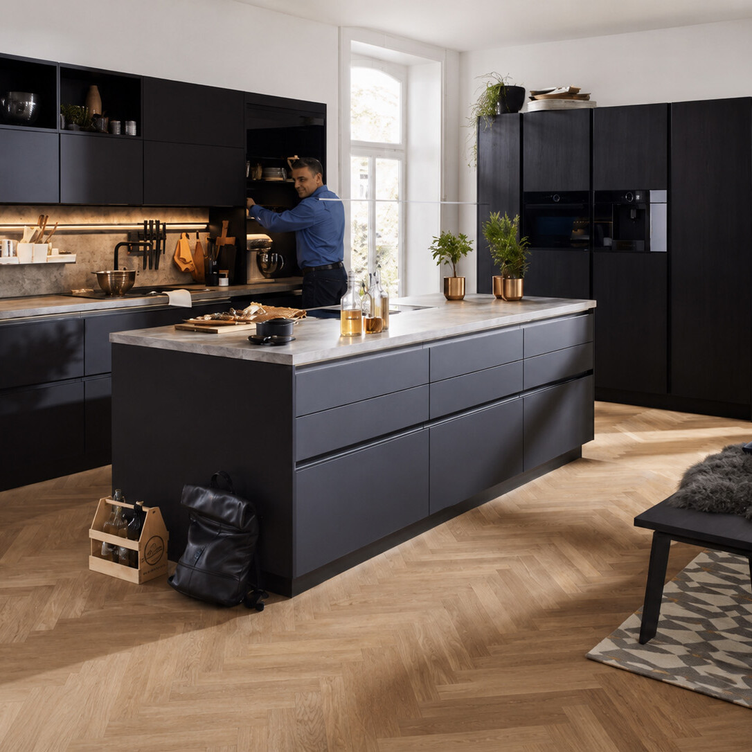 Dunkle moderne Küche mit großzügiger Kücheninsel und integrierten Geräten