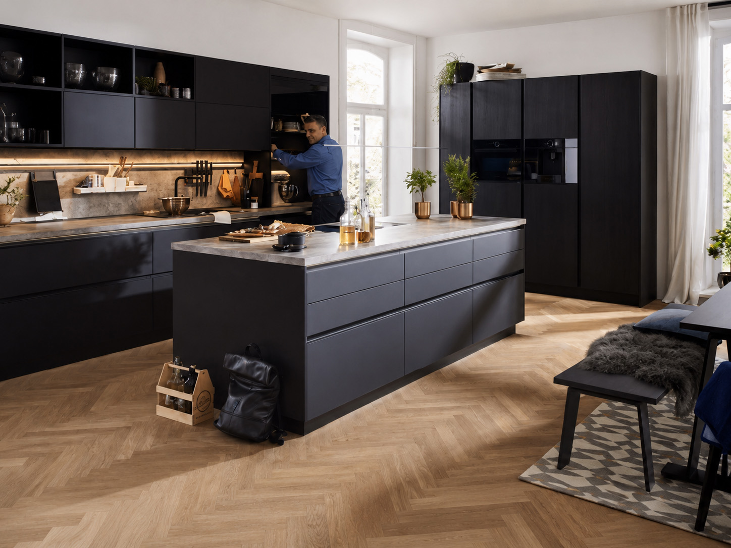 Dunkle moderne K&uuml;che mit gro&szlig;z&uuml;giger K&uuml;cheninsel und integrierten Ger&auml;ten