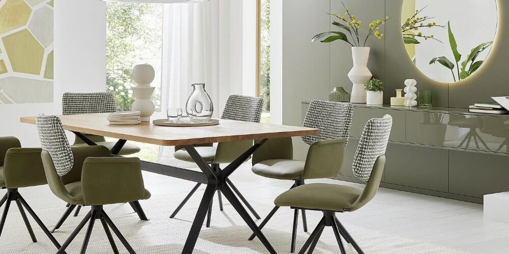 Moderner Musterring Esstisch mit St&uuml;hlen in einem hellen Esszimmer