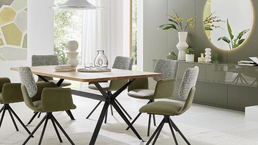 Moderner Musterring Esstisch mit St&uuml;hlen in einem hellen Esszimmer