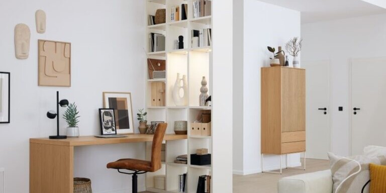 Heller Arbeitsplatz mit Schreibtisch und Stauraumm&ouml;beln von Musterring