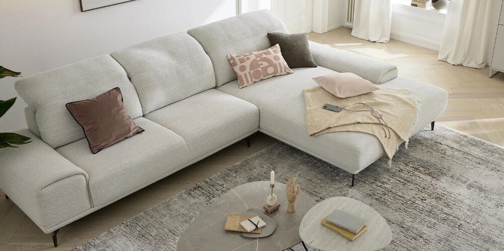 Helles Musterring Ecksofa mit Kissen in einem modernen Wohnzimmer