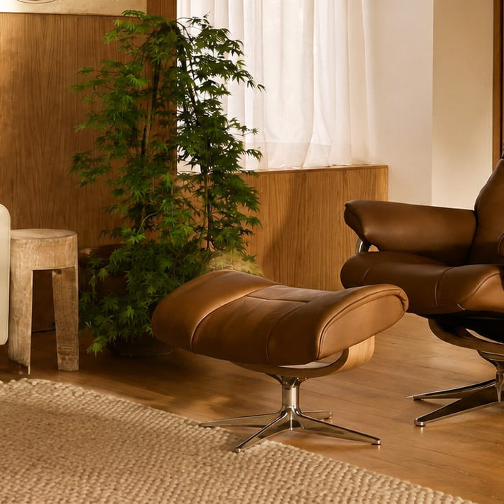 Stressless Relaxsessel mit Hocker in einem warm eingerichteten Wohnzimmer