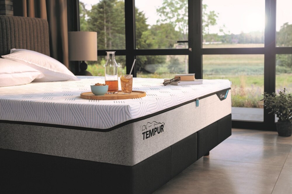 TEMPUR PRO Matratze auf einem modernen Bett in einem hellen Schlafzimmer
