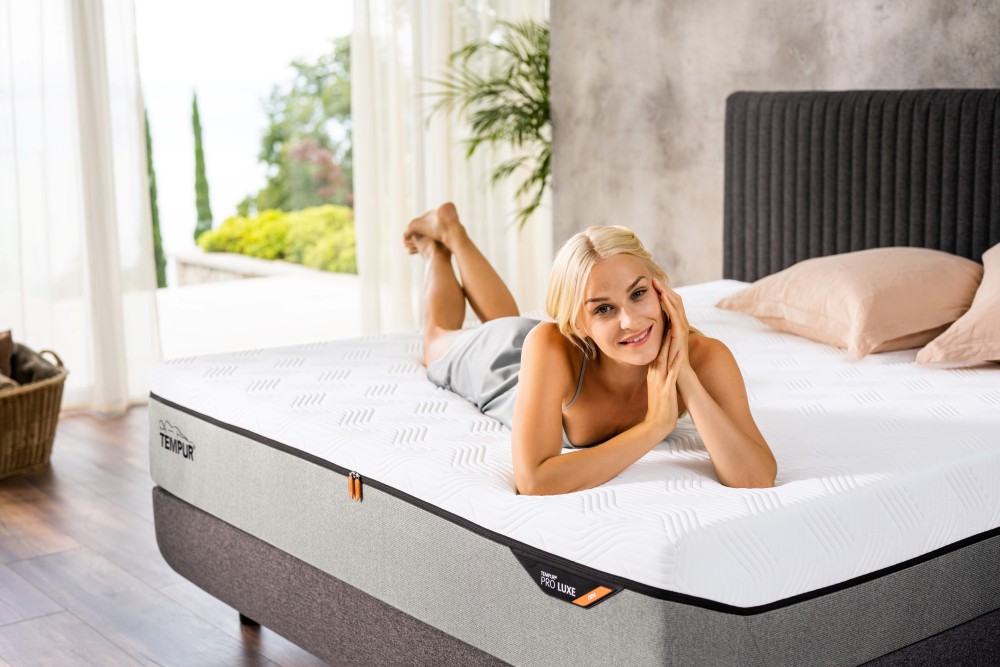 TEMPUR PRO Plus Matratze in einem hell eingerichteten Schlafzimmer