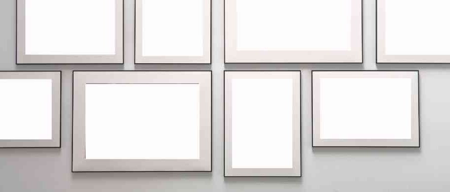 Wand mit linear angeordneten Bilderrahmen