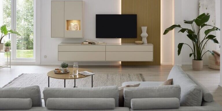 Moderne Musterring Wohnwand mit TV und hellen M&ouml;beloberfl&auml;chen