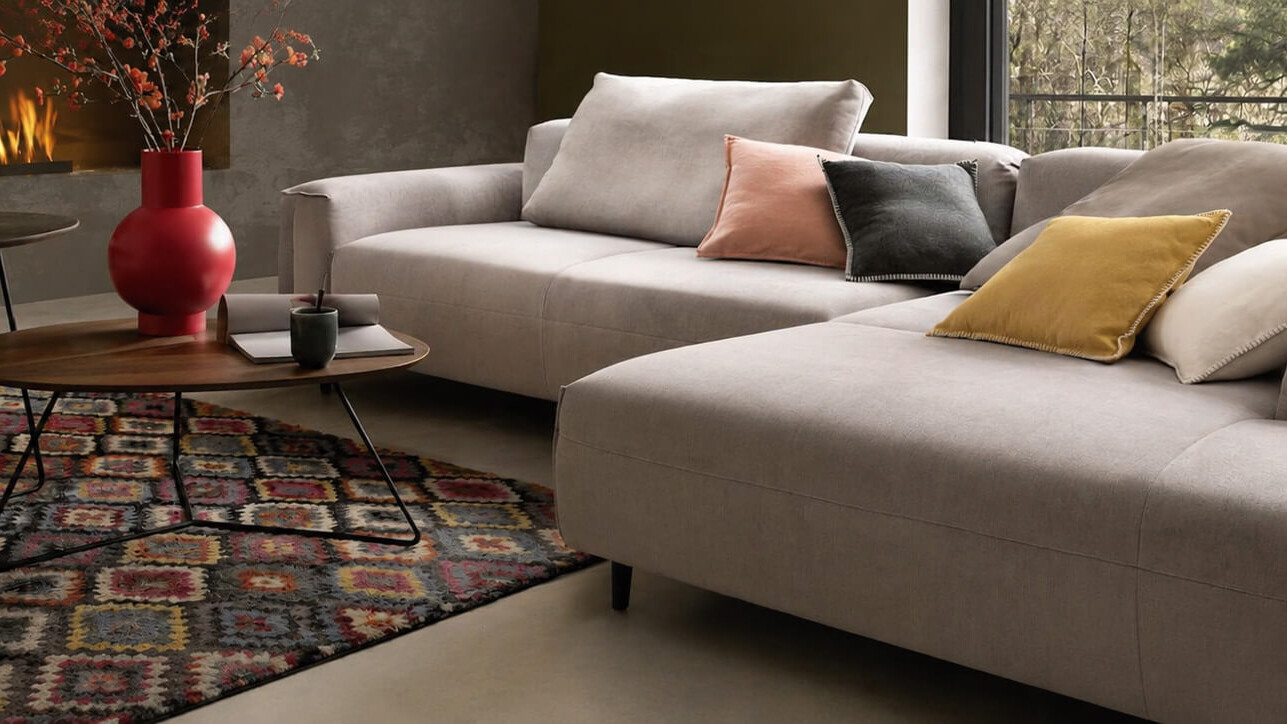 Modernes Sofa mit Kissen in einem hochwertig eingerichteten Wohnzimmer