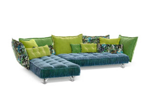 Bretz Ohlinda Sofa in Gr&uuml;n und Blau mit verschiedenen Zierkissen