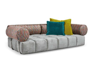 Bretz Ed Sofa mit hellem Stoffbezug und farbigen Zierkissen