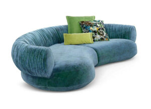 Geschwungenes Bretz Nanami Sofa in Blau mit gr&uuml;nen Zierkissen