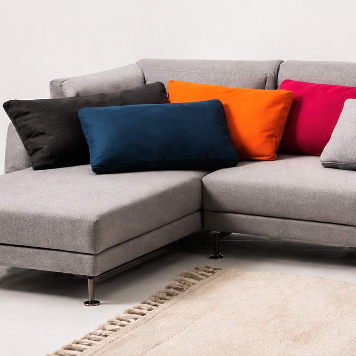 Modernes brühl Sofa mit grauem Bezug und farbigen Zierkissen