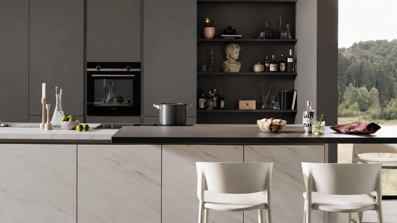 Moderne Contur K&uuml;che mit dunklen Fronten und gro&szlig;z&uuml;giger K&uuml;cheninsel