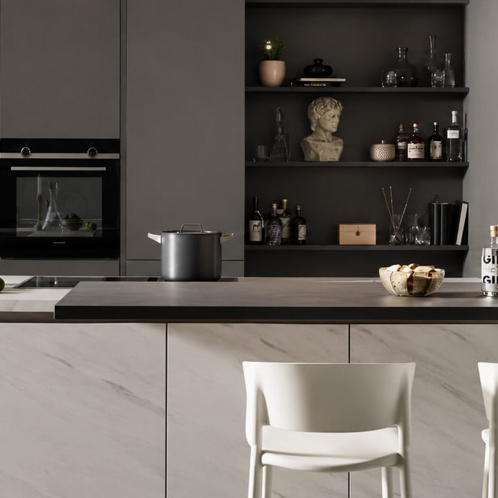 Moderne Contur Küche mit dunklen Fronten und großzügiger Kücheninsel