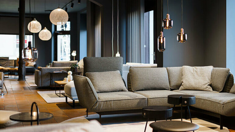 Rolf Benz Sofa in einem modern eingerichteten Wohnzimmer