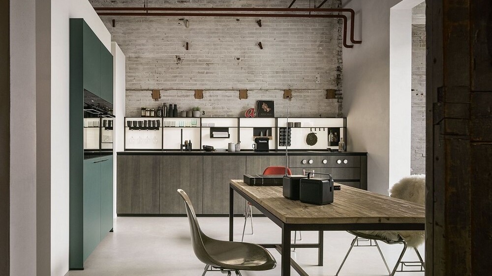 Moderne Designk&uuml;che mit reduzierten Fronten und offenem Wohnbereich