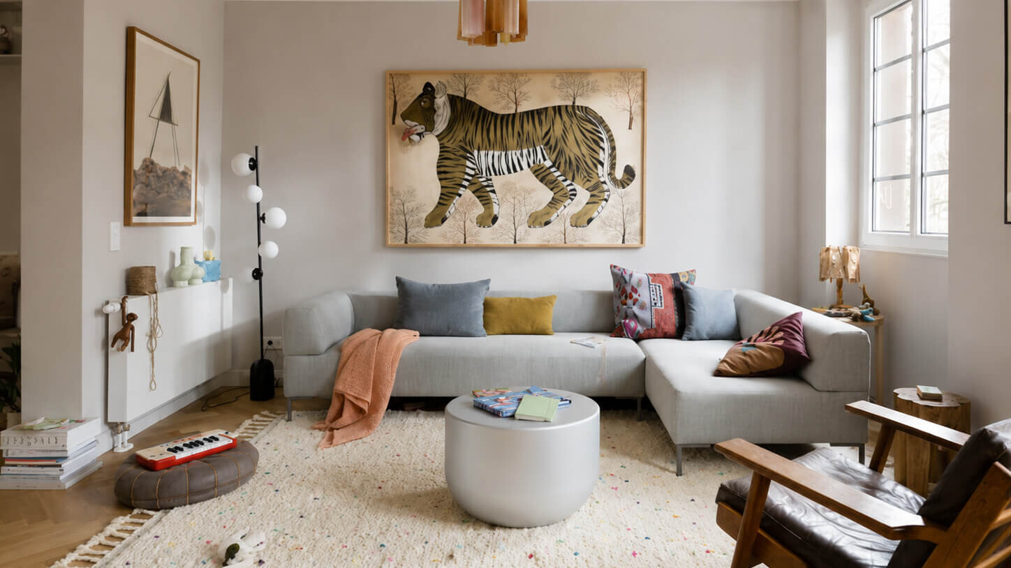 Helles Sofa von freistil Rolf Benz in einem individuell eingerichteten Wohnzimmer
