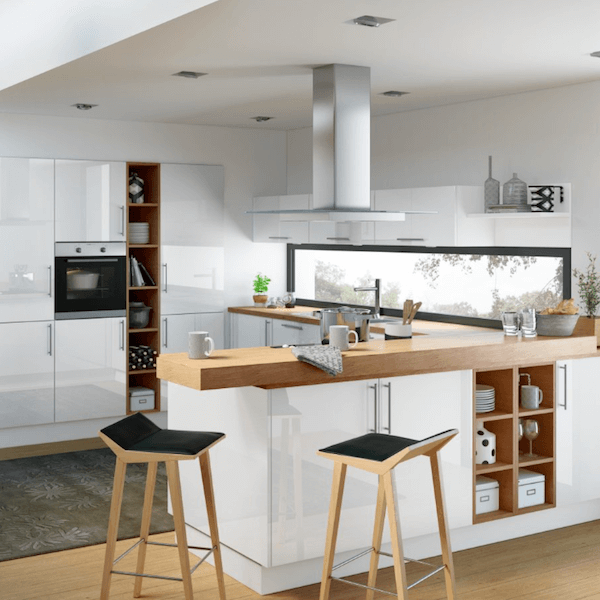 Helle Familienküche mit Kücheninsel, Holzdetails und offenem Essbereich