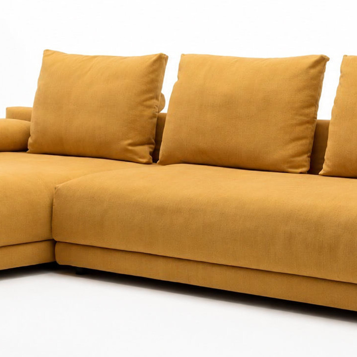 Gelbes Sofa von freistil Rolf Benz vor hellem Hintergrund