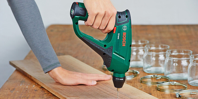 Bosch-Bohrschrauber bearbeitet Holz für DIY-Projekt