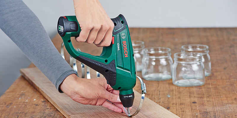 Bosch-Bohrschrauber bearbeitet Holz für DIY-Projekt