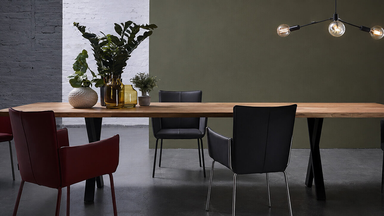 Modernes Esszimmer mit dunklem Esstisch, Stühlen und Wohnmöbeln
