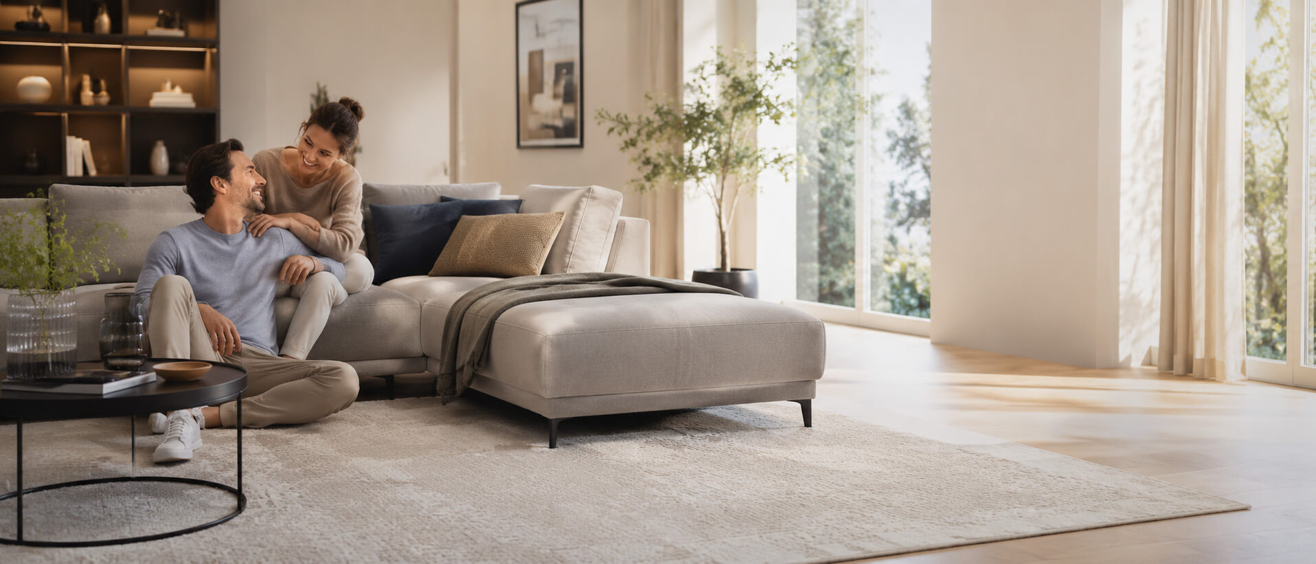 Hell eingerichtetes Wohnzimmer mit Sofa, Wohnwand und natürlichen Materialien