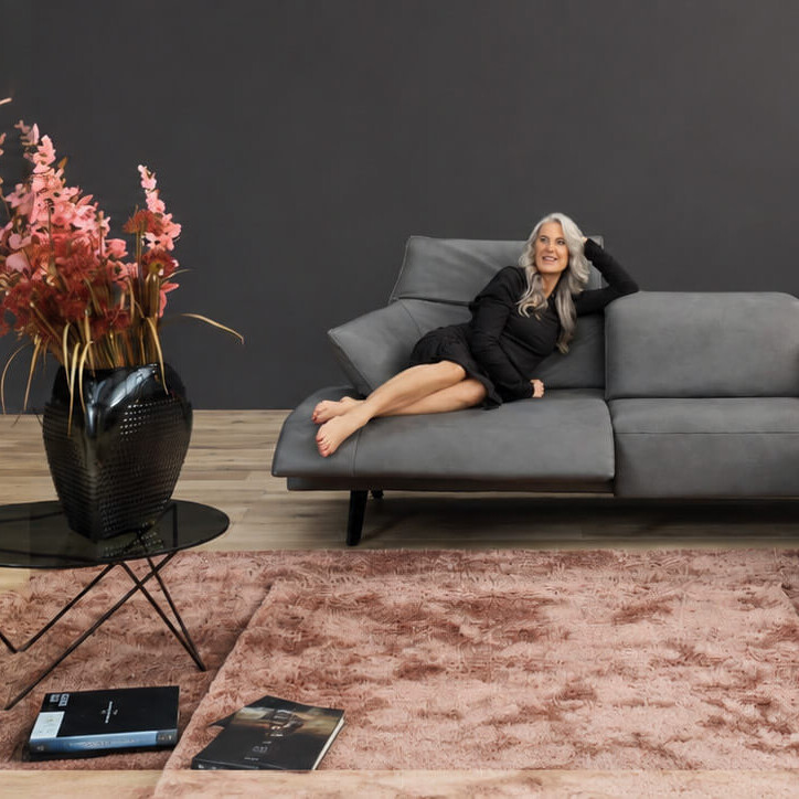 himolla Sofa mit Relaxfunktion in einem modern gestalteten Wohnraum