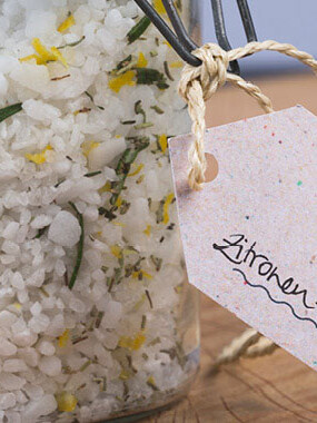 las mit selbstgemachtem Rosmarin-Zitronen-Salz, frische Kräuter und Zitrone sichtbar