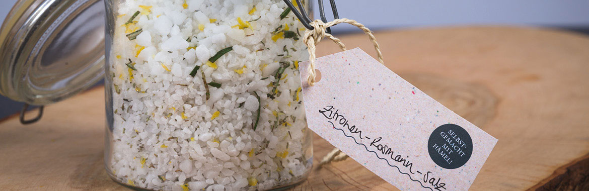 las mit selbstgemachtem Rosmarin-Zitronen-Salz, frische Kräuter und Zitrone sichtbar