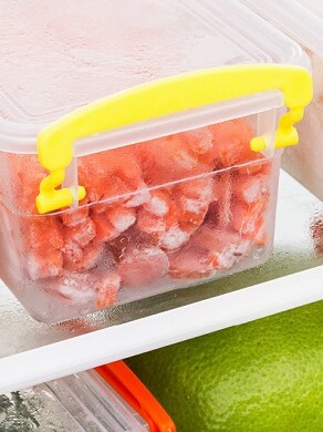 Gut organisierte Tupperboxen mit Obst und Gemüse im Kühlschrank