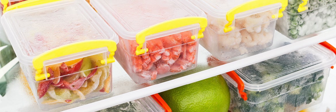Gut organisierte Tupperboxen mit Obst und Gemüse im Kühlschrank