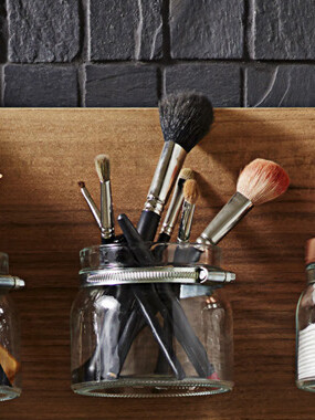 Selbstgemachtes Regal aus Holz mit Einmachgläsern, DIY-Aufbewahrungslösung