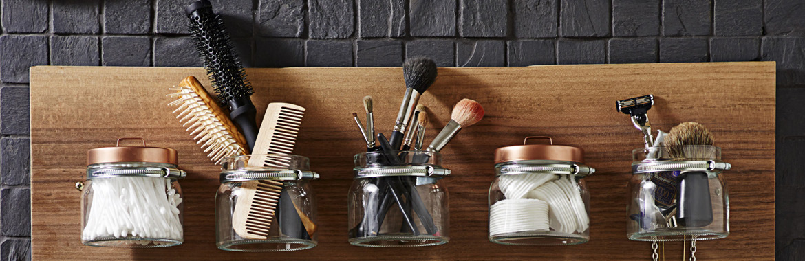 Selbstgemachtes Regal aus Holz mit Einmachgläsern, DIY-Aufbewahrungslösung