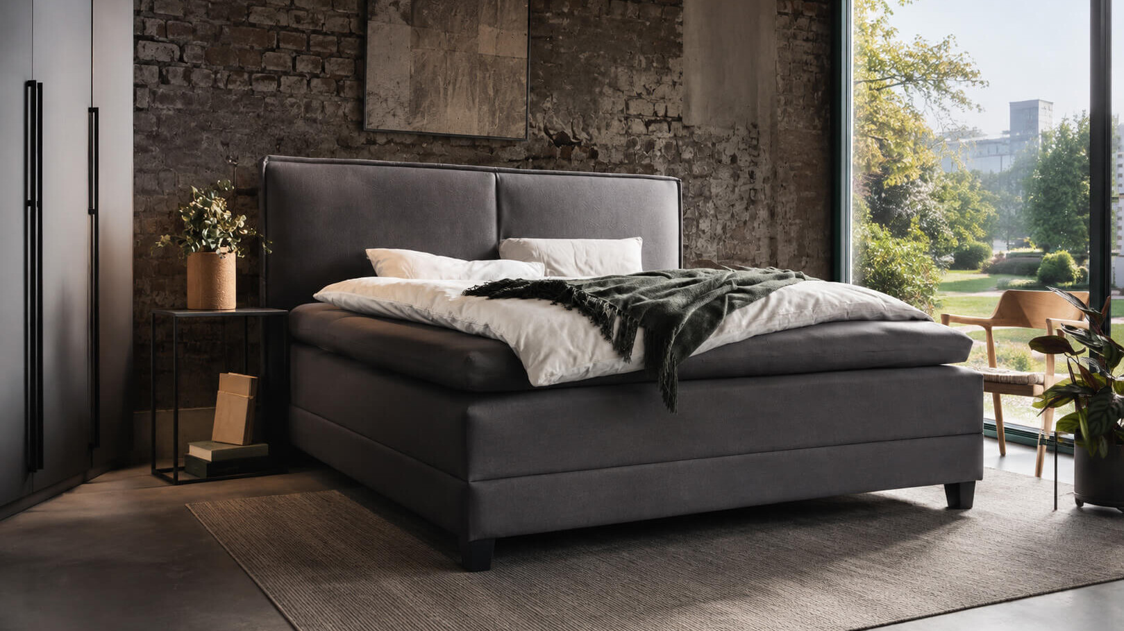 Modernes Schlafzimmer mit dunkler Wand, Holzm&ouml;beln und Industrial-Elementen