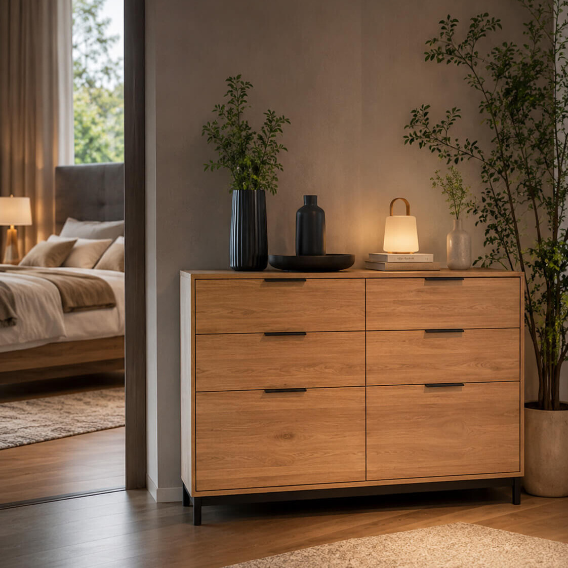 Holzkommode mit Schubladen und Wohnaccessoires in einem Schlafzimmer