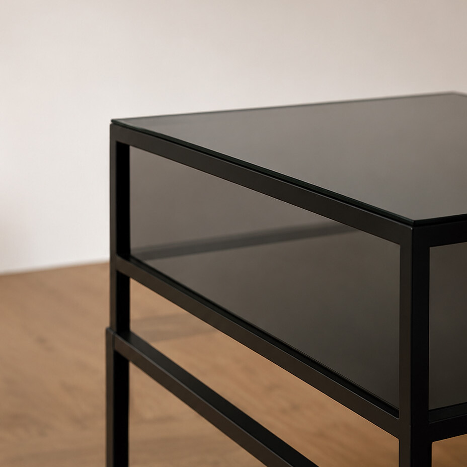 Schwarzes Metallgestell mit Glasplatte