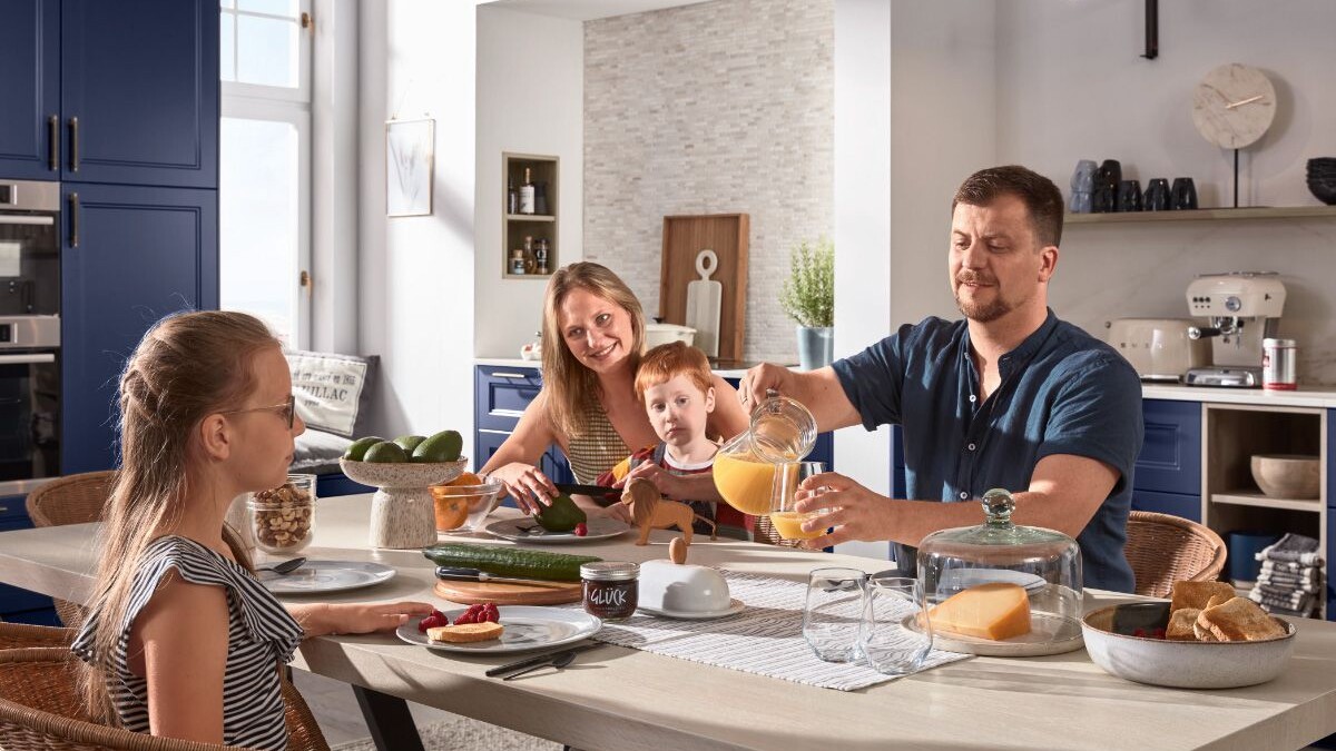 Moderne Küche mit heller Holzoptik, Kücheninsel und integriertem Essbereich