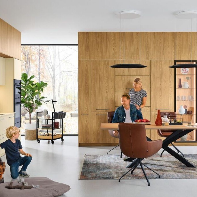Moderne Küche mit Holzfronten, Hochschränken und großzügigem Arbeitsbereich