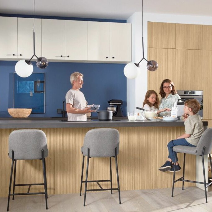 Moderne Küche mit blauen Fronten und großzügigem offenem Wohnbereich